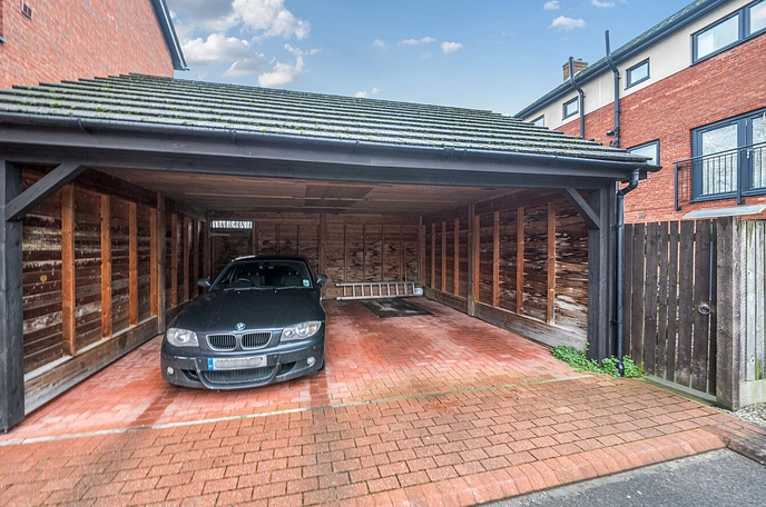 4 bedroom  semi-detached house for sale