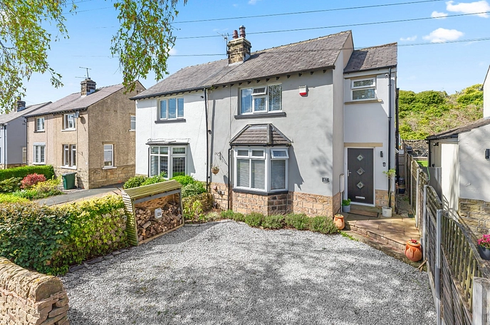3 bedroom  semi-detached house for sale