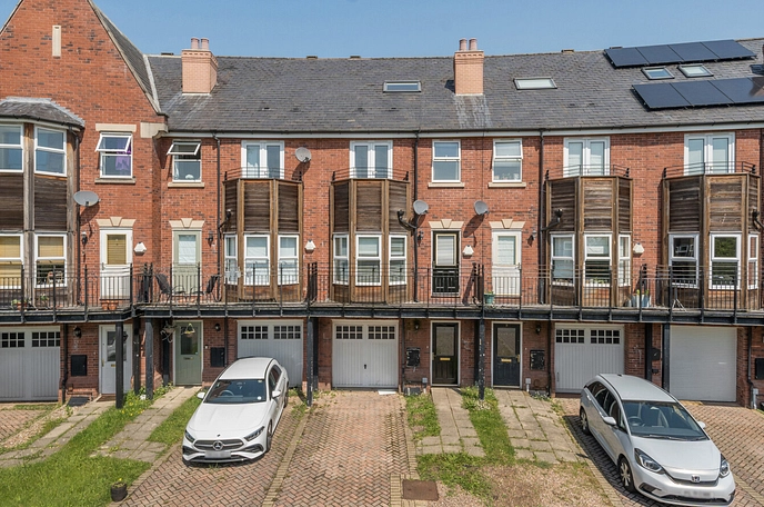 5 bedroom terraced house for sale
