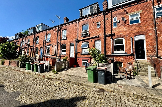 6 bedroom  terraced house for sale