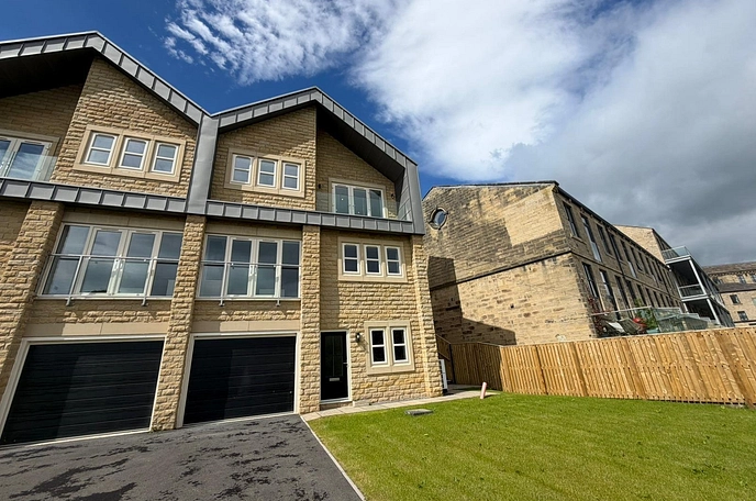 4 bedroom semi-detached house to rent