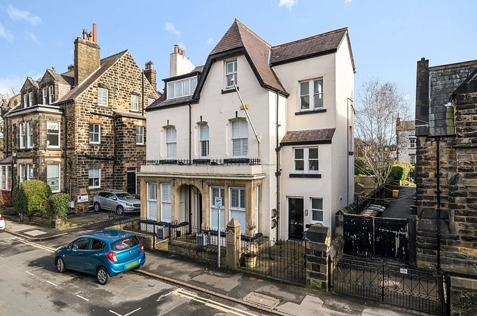 6 bedroom detached house for sale