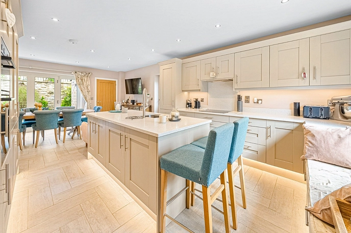 5 bedroom  detached house for sale