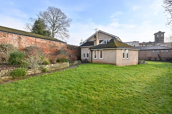 5 bedroom  detached house for sale