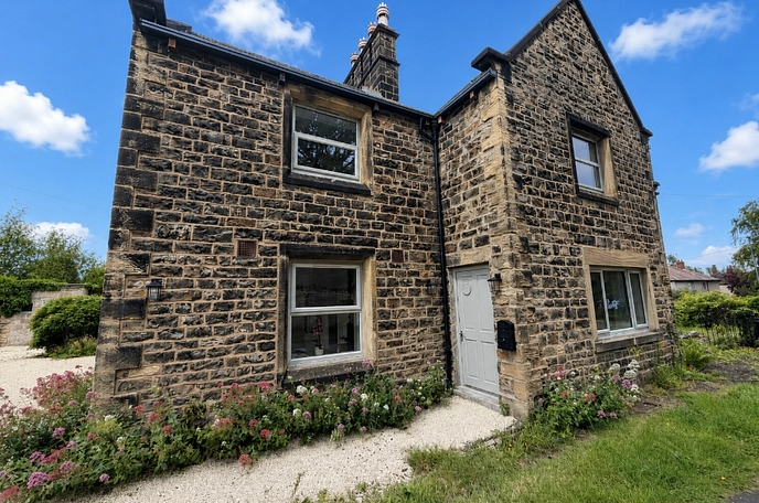4 bedroom  semi-detached house to rent