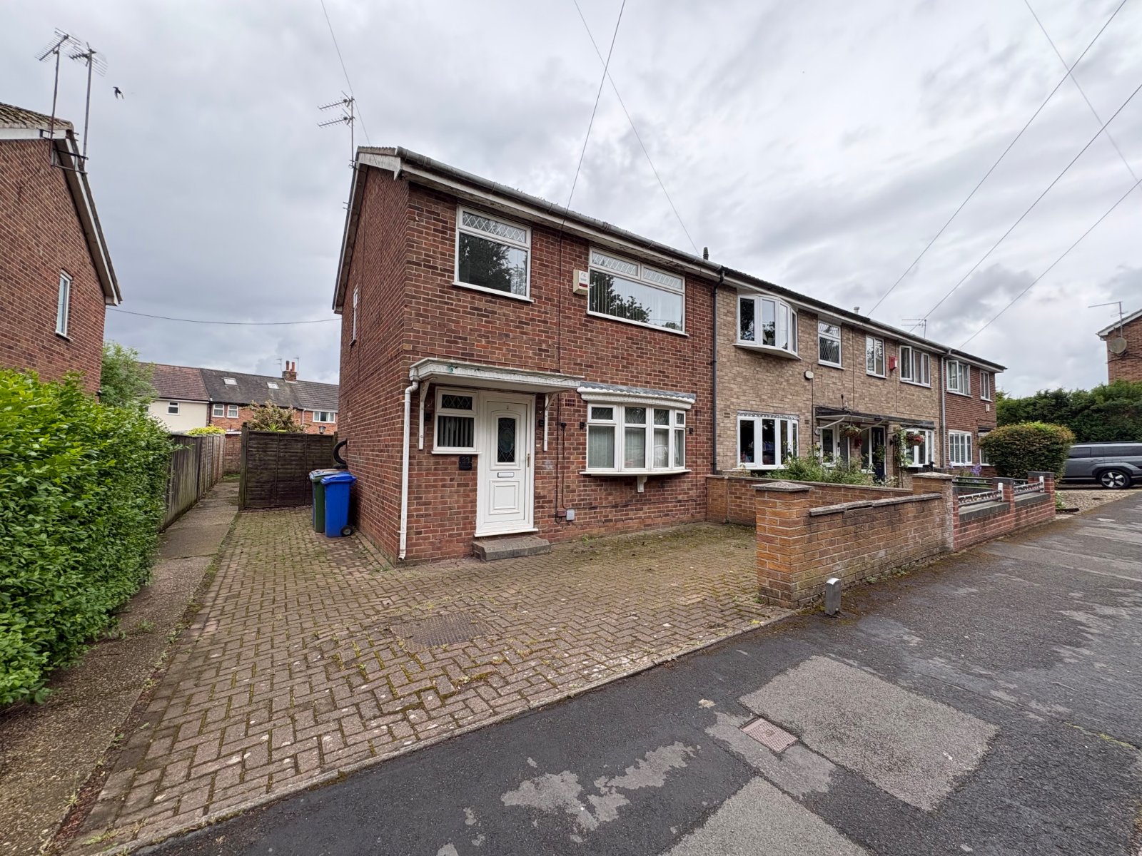 3 bedroom  semi-detached house to rent