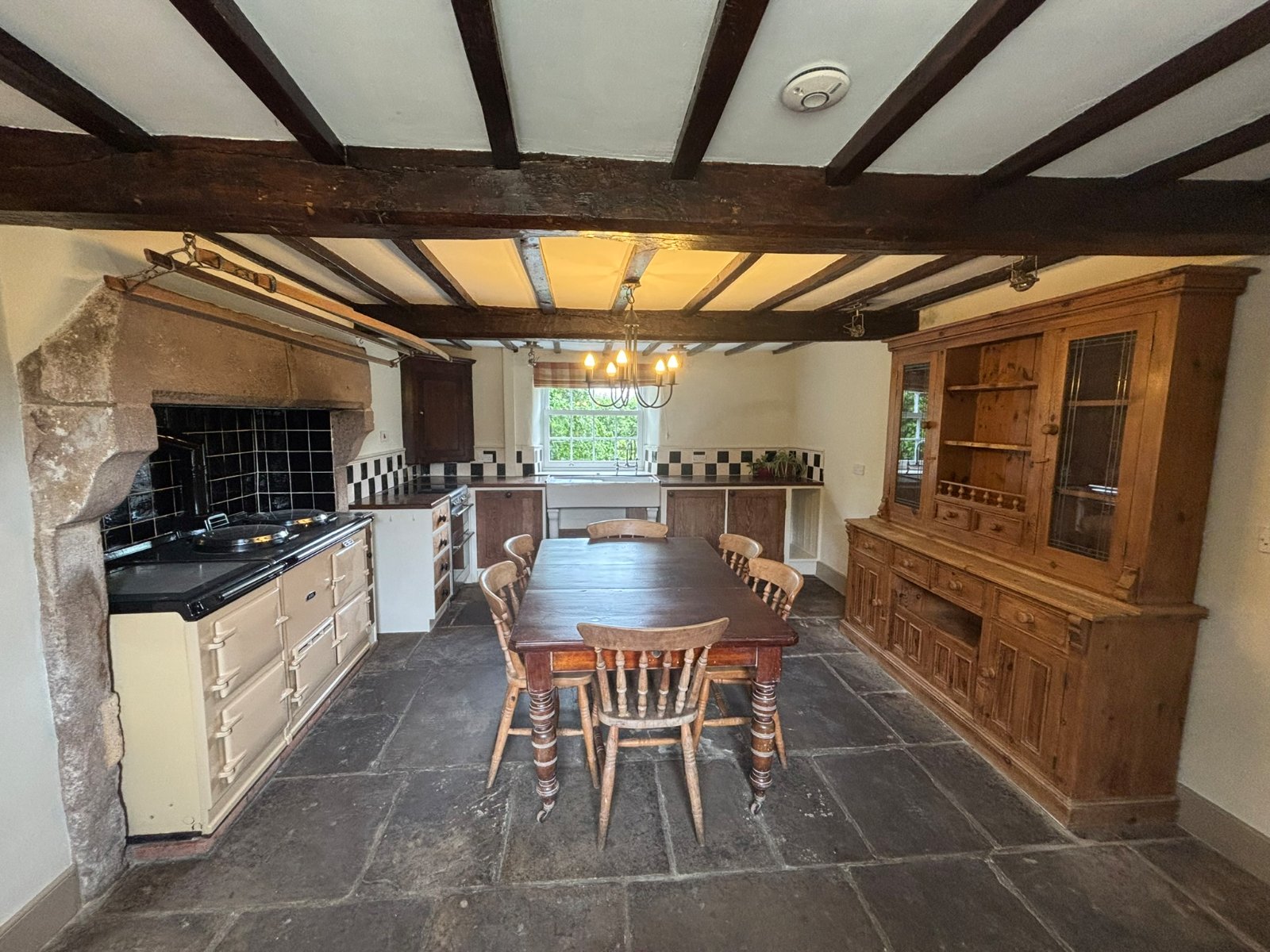 5 bedroom  detached house to rent