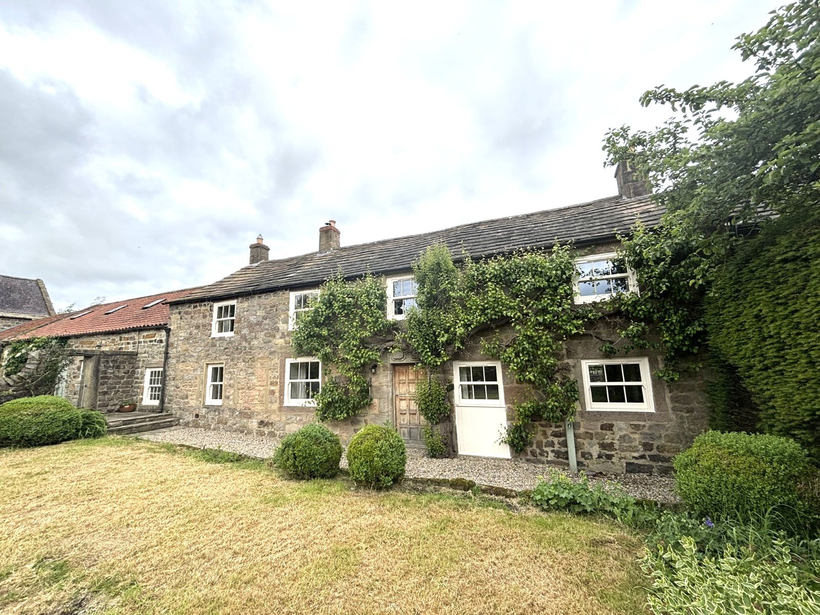 5 bedroom  detached house to rent