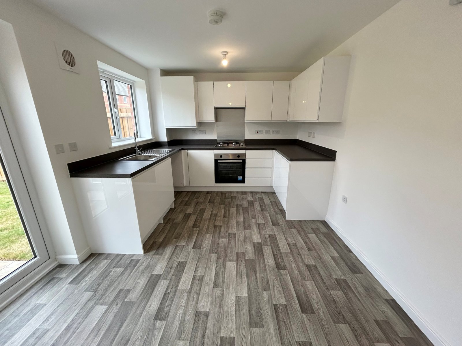 3 bedroom  semi-detached house to rent