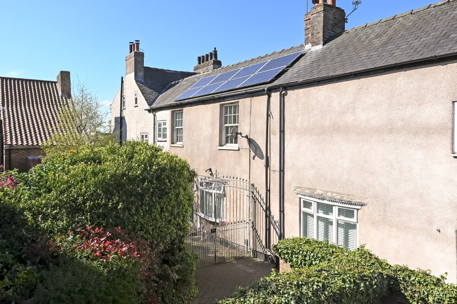 2 bedroom  terraced house for sale