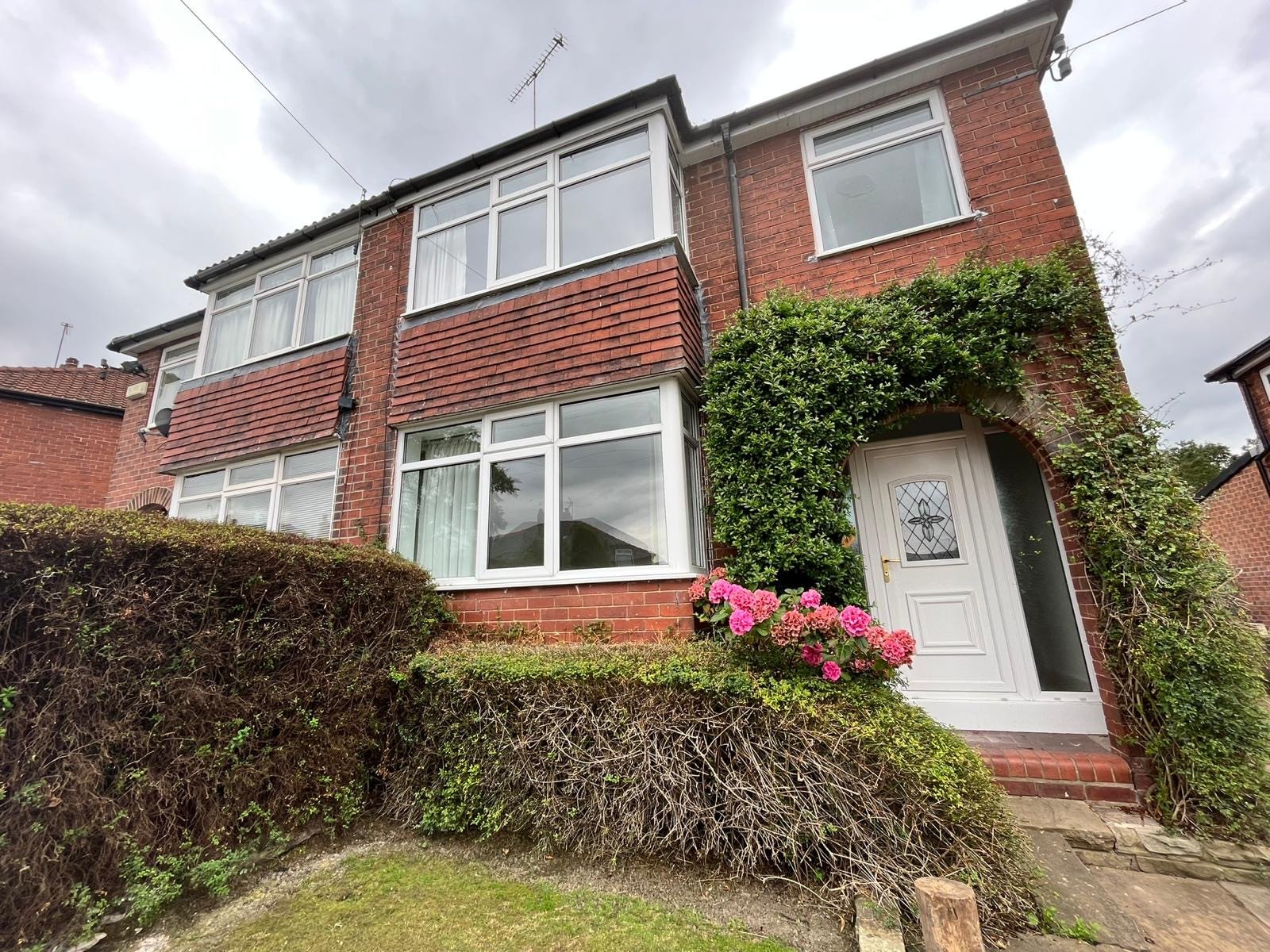 3 bedroom  semi-detached house to rent