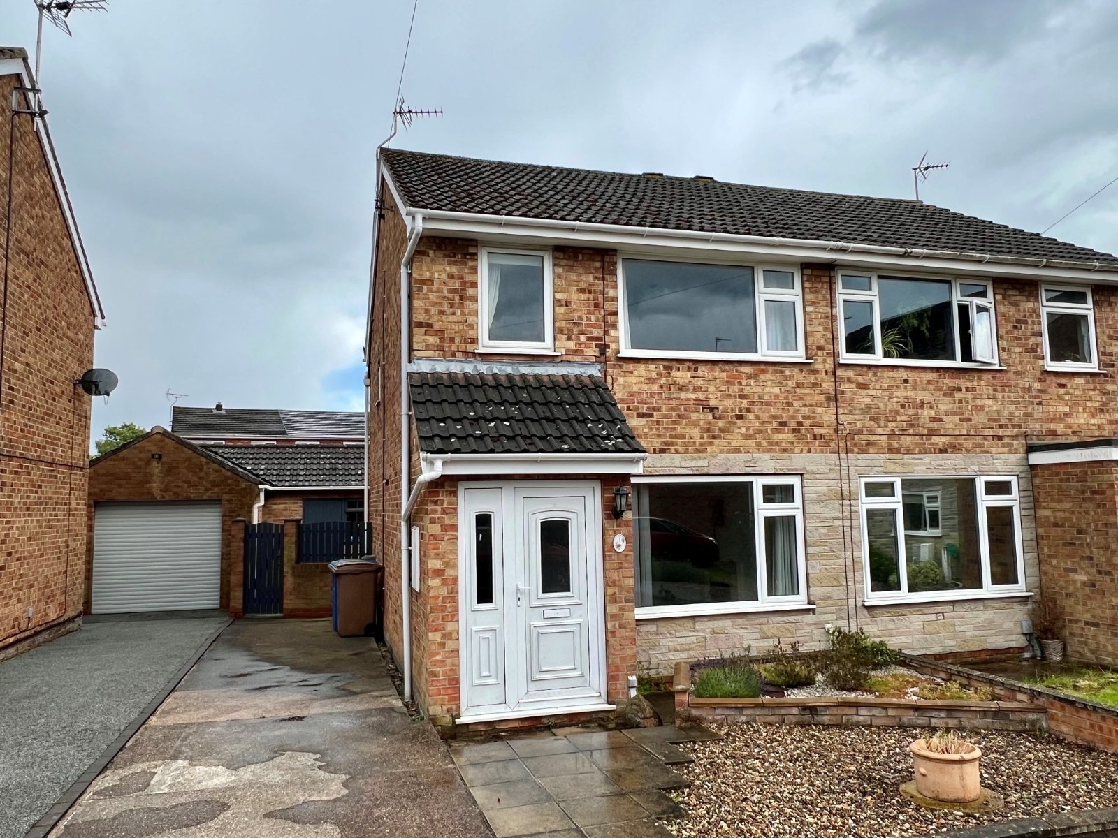 3 bedroom  semi-detached house to rent