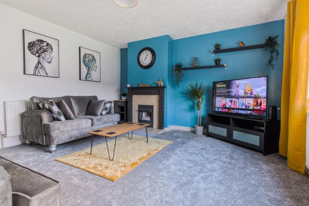 3 bedroom  semi-detached house to rent
