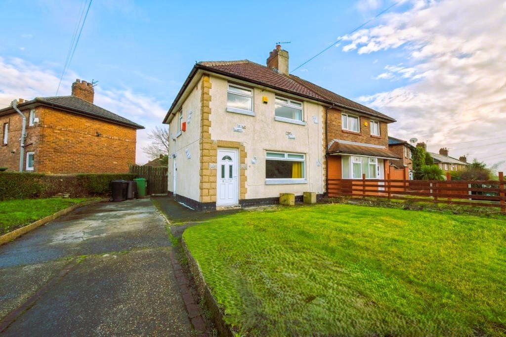 3 bedroom  semi-detached house to rent